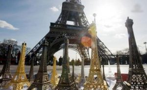 الشرطة الفرنسية تضبط عشرين طناً من مجسمات ” برج إيفل ” الصغيرة