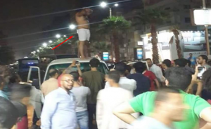 مصريون يعاقبون سائقاً حاول خطف فتاتين ( فيديو )