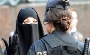 الدنمارك : تغريم سائحة تركية بسبب النقاب