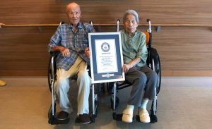 عمرهما 208 سنوات .. تكريم أكبر زوجين معمرين في العالم ( فيديو )