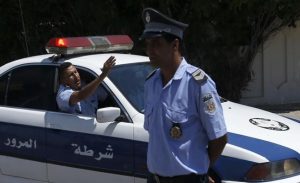 شاب تونسي يضرب شرطياً و يقتلع شارته بالشارع ! ( فيديو )