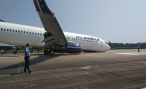 بنغلاديش : ارتطام طائرة ركاب بالمدرج أثناء هبوطها ( فيديو )