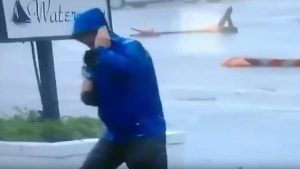 مراسل أمريكي يتظاهر بمشهد زائف أثناء الإعصار ! ( فيديو )