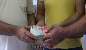 فلسطين : بلدية غزة تعيد مبلغ 28 ألف دولار من القمامة لصاحبها