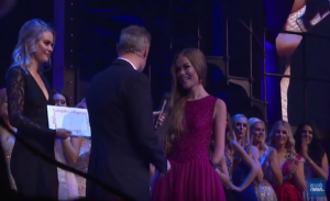 متسابقة على لقب ملكة جمال الدنمارك بذراع واحدة ! ( فيديو )