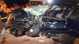 روسيا : سيارة تتحول إلى خردة في حادث مروري مروع ( فيديو )