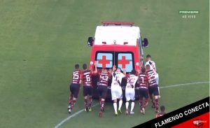 سيارة إسعاف تتعطل في ملعب برازيلي .. و اللاعبون يدفعونها ! ( فيديو )