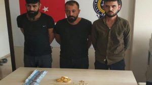 صحيفة تركية : ” القبض على عصابة سورية ينتحل أفرادها صفة رسمية و يحتالون بهذه الطريقة ” ( فيديو )