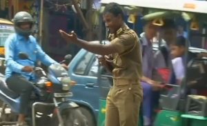 شرطي مرور هندي ينظم السير بحركاته الخاصة ( فيديو )