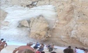 انهيار جرف صخري على سياح في اليونان ( فيديو )