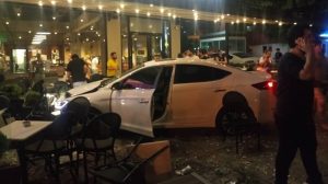 تركيا : انتشار واسع لمقطع مصور يظهر اقتحام سيارة لمقهى مزدحم ( فيديو )