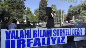 تفاصيل جديدة عن التوتر في شانلي أورفه : مظاهرات تركية و لافتات لتحديد الهوية و إغلاق للمتاجر خوفاً ! ( فيديو )