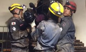 لحظة إنقاذ لص احتجز داخل مدخنة مطعم في البرازيل ( فيديو )