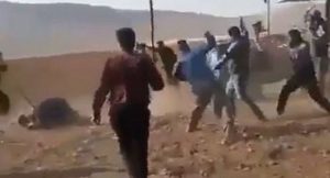 تركيا : انتشار واسع لمقطع مصور يظهر مشاجرة بالحجارة و العصي و البنادق بين عائلتين تركيتين في شانلي أورفه ( فيديو )