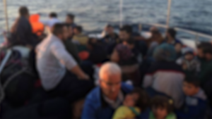 تركيا : ضبط عشرات اللاجئين خلال محاولة الوصول إلى اليونان عبر ” البلم “