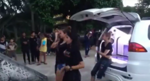 في تايلاند .. فتيات يرقصن في جنازة صديقتهن لإرسال روحها إلى الجنة ! ( فيديو )
