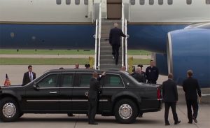 “ ورقة مرحاض ” تعلق بحذاء دونالد ترامب أثناء صعوده درج الطائرة الرئاسية ( فيديو )
