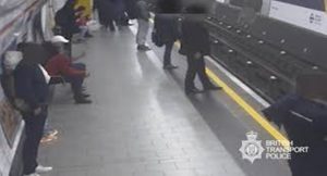 دفع رئيس ” يوروتانيل ” السابق إلى قضبان مترو أنفاق لندن ( فيديو )