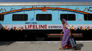 إنقاذ فتاة كادت أن تسقط من قطار مسرع في الهند ( فيديو )