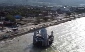 في أندونيسيا .. مسجد يصمد أمام ” تسونامي ” و يطفو على سطح المياه ! ( فيديو )