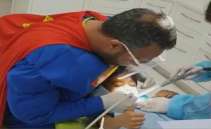 ” سوبر مان ” يعالج أسنان الأطفال في الكويت ! ( فيديو )