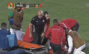 طبيب منتخب تونس ينقذ لاعباً في فريق الخصم من موت محقق ( فيديو )