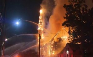 صاعقة تحرق كنيسة في الولايات المتحدة ( فيديو )