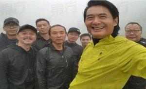 نجم سينمائي صيني يتبرع بملايينه و يعيش على 100 دولار شهرياً !