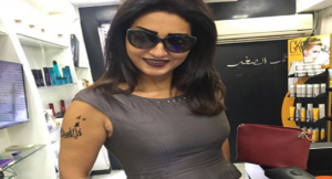 هجوم لاذع على الممثلة المصرية وفاء عامر يجبرها على حذف صورتها بـ ” تاتو ” آية قرآنية