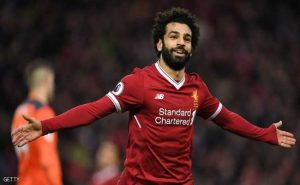 24 رد فعل محمد صلاح بعد مشاهدته إحدى معجباته تذرف الدموع ( فيديو )