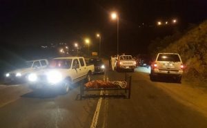 في السعودية .. مواطنون يعثرون على جثة مربوطة بسرير وسط طريق عام ! ( فيديو )