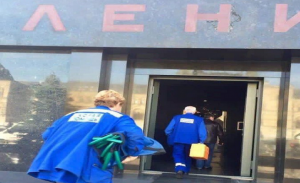 سيارة إسعاف تهرع إلى ” ضريح لينين ” بطاقم أطباء و ممرضات !