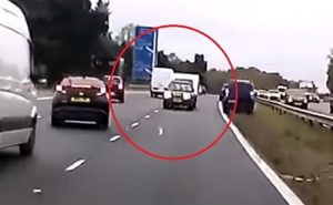 بريطانيا : سيارة تجر مقطورة و تتسبب بـ ” أغبى حادث ” ( فيديو )