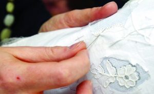 امرأة بريطانية تحيك فستان زفافها بشعر والدتها المتوفاة !