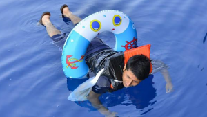 تركيا : إنقاذ لاجئ ثلاثيني حاول الوصول إلى اليونان باستخدام ” دولاب سباحة للأطفال ” ! ( فيديو )