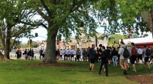 نيوزيلندا : عشرات التلاميذ يقتحمون مدرسة احتجاجاً على منحهم يوم عطلة !