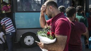 انتظرهم و هو يحمل الورود على مدار أسبوع .. مشهد مؤثر يظهر لقاء أب سوري بعائلته في تركيا بعد فراق لسنوات ( فيديو )