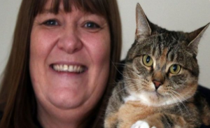 في بريطانيا .. ” قط ” ينقذ صاحبته من سرطان الثدي