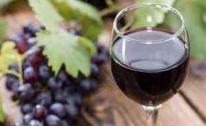 دراسة : مركب كيميائي في النبيذ الأحمر يقتل خلايا سرطان الرئة