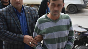 تركيا : مجرم يسلم نفسه للشرطة بسبب ” الجوع ” ! ( فيديو )
