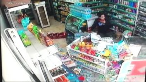 otomobil-kullanmayi-ogrenen-genc-kiz-markete-11332404_2840_m تركيا : مقطع مصور انتشر على نحو واسع يظهر اقتحام شابة متجراً بسيارتها في اسطنبول ! ( فيديو )