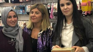 تركيا : احتفاء بشابة سورية عثرت على مجوهرات بقيمة عشرات الآلاف من الليرات و سلمتها لصاحبتها ( فيديو )