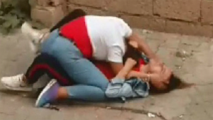 تركيا : انتشار واسع لمقطع مصور يظهر مشاجرة عنيفة بين طالبتين بسبب إعجابهما بشاب واحد ! ( فيديو )