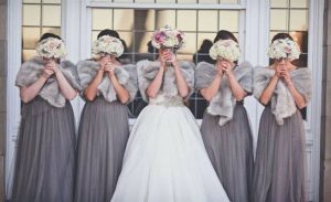 عروس أسترالية تمنع وصيفاتها من ارتداء فساتين تظهر جمالهن في زفافها !