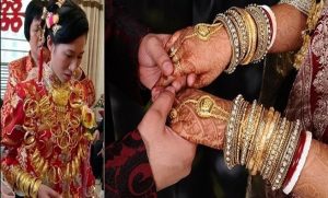رجل آسيوي يهدي عروسه قطع ذهب تعادل وزنها