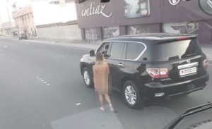 البحرين : القبض على سيدة تتجول ” عارية ” في الشارع