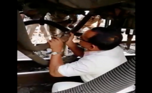 الهند : لحظات مخيفة لتحرك قطار أثناء وجود عامل الصيانة تحته ( فيديو )