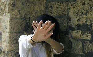 بمساعدة زوجته الثانية .. مصري يغتصب ابنته 6 مرات في شهر واحد