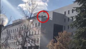 تركيا : انتشار واسع لمقطع مصور يظهر رجلاً يحاول الانتـ ـحار من الطابق الخامس لمبنى البرلمان ! ( فيديو )