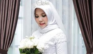 فتاة أندونيسية تلتقط صور زفافها بمفردها بعد وفاة عريسها !